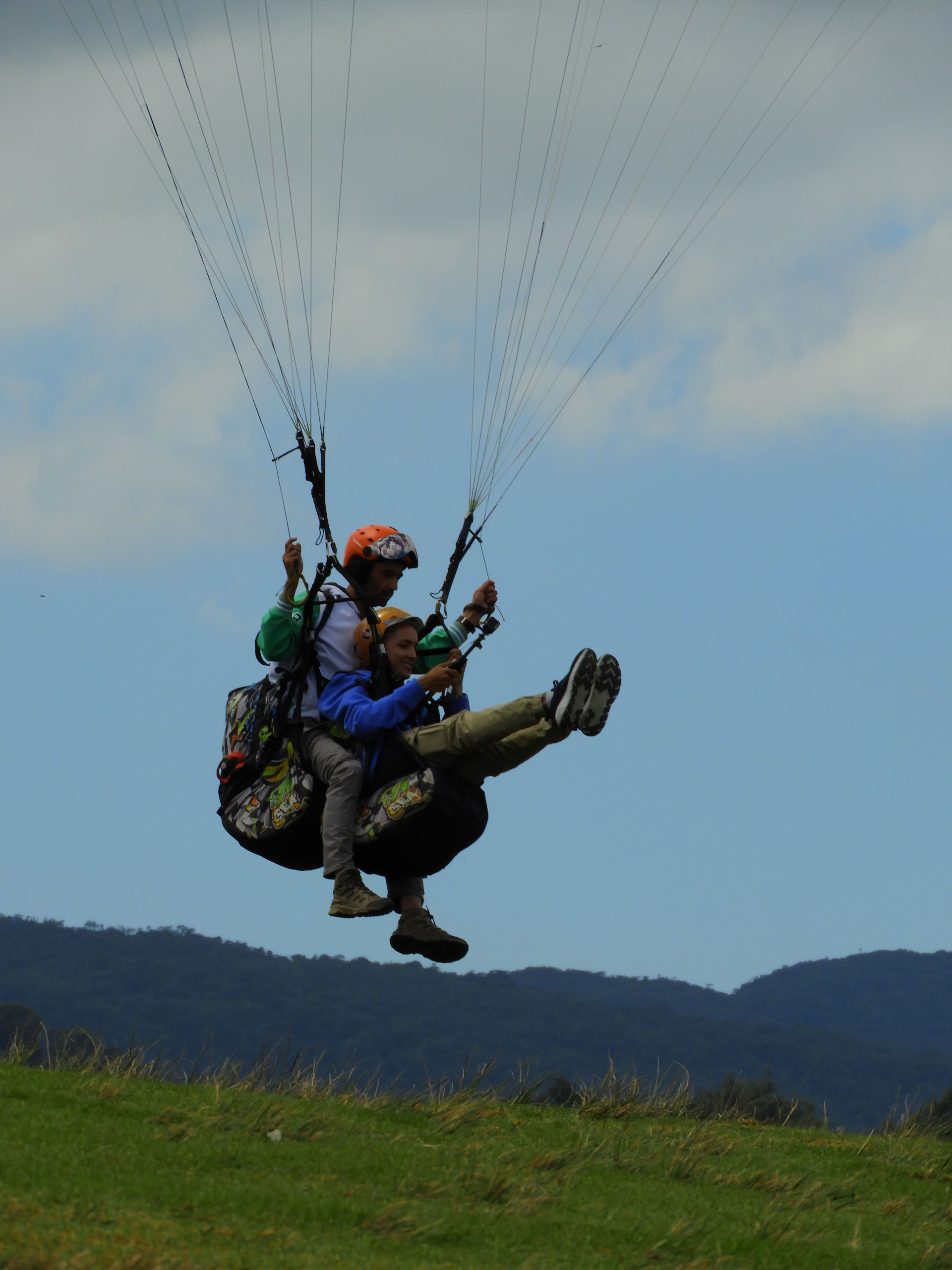 Persona preparándose para volar en parapente
